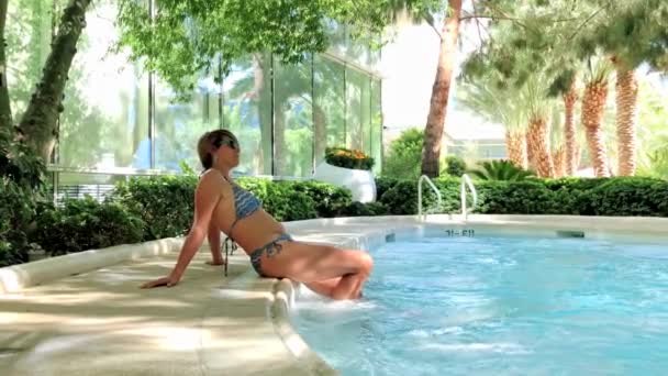 Jonge vrouw looien in het zwembad — Stockvideo