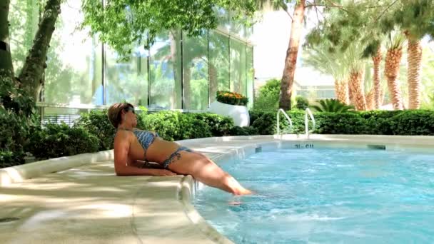 Ung kvinna garvning i poolen — Stockvideo