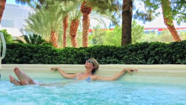Giovane donna abbronzatura in piscina — Video Stock
