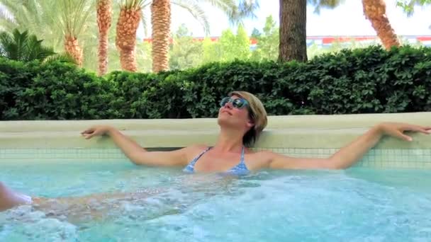 Jonge vrouw looien in het zwembad — Stockvideo