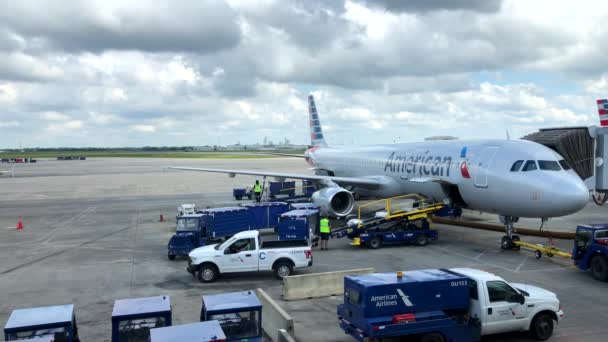 Avião American Airlines no aeroporto , — Vídeo de Stock