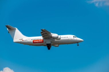 Easyjet havayolu şirketi uçak inişe hazırlanıyor.