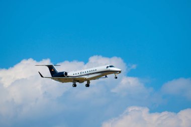 Küçük özel jet uçak iniş gün zaman Uluslararası Havaalanı için hazırlanıyor