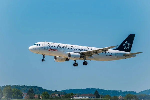 Avião das companhias aéreas Star Alliance se preparando para pousar no dia no aeroporto internacional — Fotografia de Stock