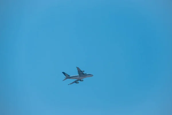 Singapore Airlines Flugzeug am blauen Himmel — Stockfoto