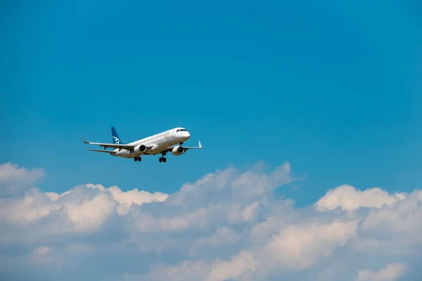 Flugzeug der montenegro Airlines bereitet sich auf die Landung am Tag auf dem internationalen Flughafen vor — Stockfoto