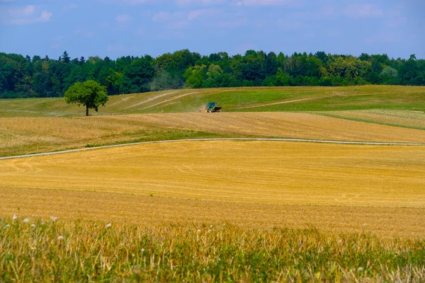 Traktor arbeitet auf landwirtschaftlichem Feld — Stockfoto