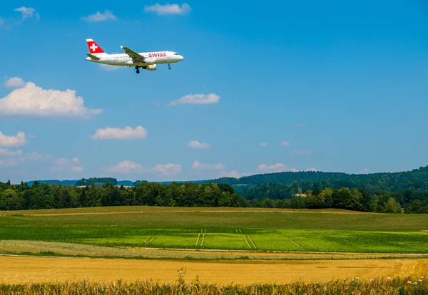 スイス航空の飛行機国際空港で一日の時間で着陸のための準備 — ストック写真
