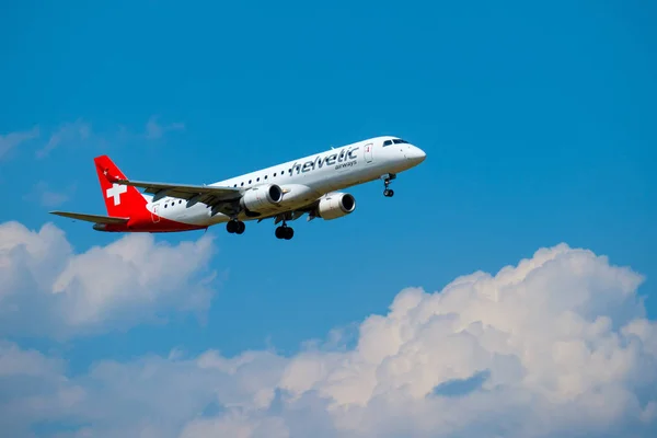 Helvetic Swiss Airlines Flugzeug bereitet sich auf Landung am Tag auf internationalem Flughafen vor — Stockfoto