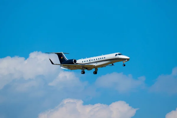 Pequeño avión jet privado preparándose para aterrizar en el aeropuerto internacional durante el día — Foto de Stock