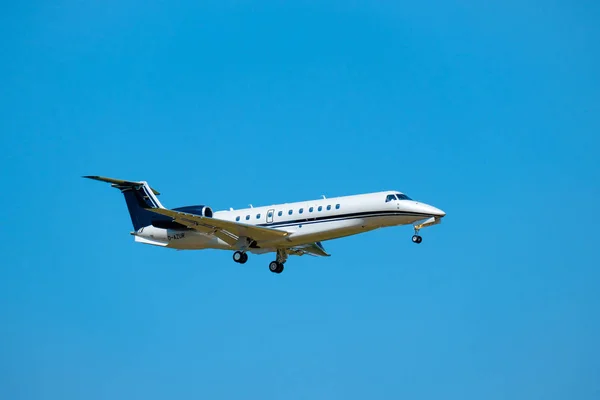 Pequeño avión jet privado preparándose para aterrizar en el aeropuerto internacional durante el día — Foto de Stock