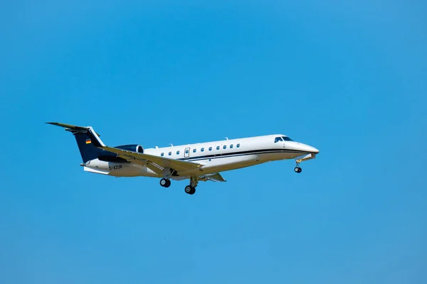 Küçük özel jet uçak iniş gün zaman Uluslararası Havaalanı için hazırlanıyor — Stok fotoğraf
