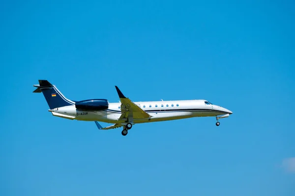 Pequeño avión jet privado preparándose para aterrizar en el aeropuerto internacional durante el día — Foto de Stock