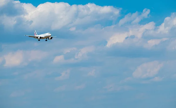 Avião das companhias aéreas da frança preparando-se para aterrar no dia no aeroporto internacional — Fotografia de Stock