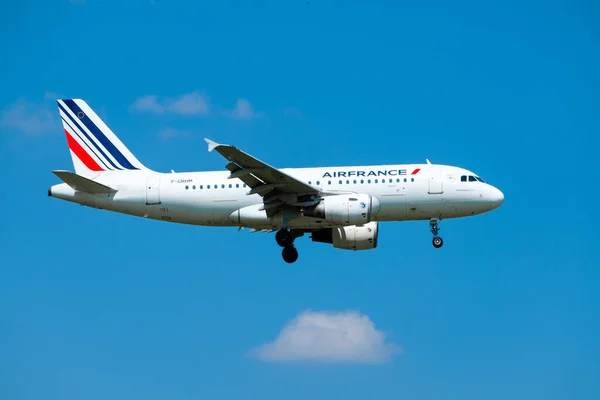 Aereo delle compagnie aeree di Airfrance che si preparano ad atterrare durante il giorno nell'aeroporto internazionale — Foto Stock