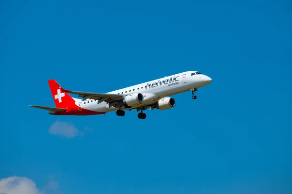 Aerolíneas suizas suizas preparándose para aterrizar en el aeropuerto internacional — Foto de Stock
