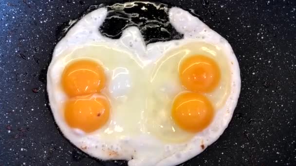 Huevos Fritos Una Vista Panorámica Superior Asemeja Prueba Rorschach — Vídeos de Stock