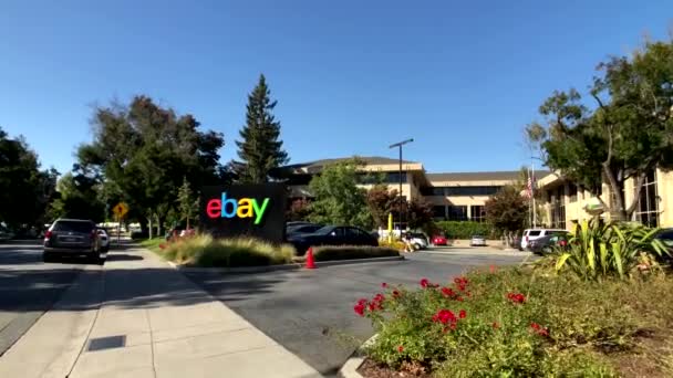 Zewnątrz logo eBay w siedzibie firmy w dolinie silikonowej — Wideo stockowe