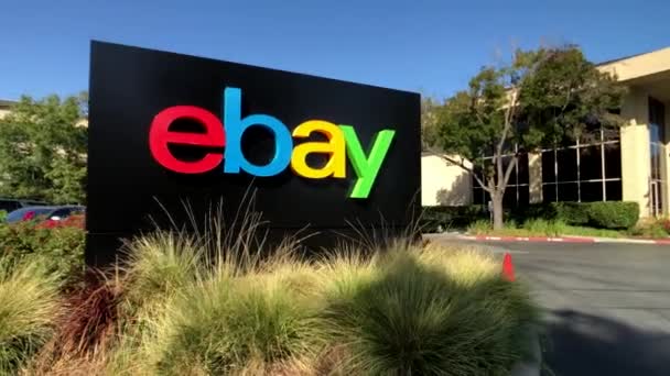 Buiten eBay-logo op de hoofdzetel van het bedrijf in de vallei van het silicone — Stockvideo