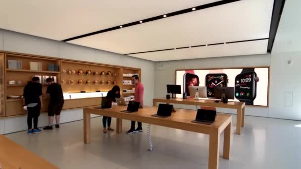 Apple store op bedrijf campus in de vallei van het silicone, oneindigheid lus een — Stockvideo