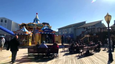 Turistler ziyaret ünlü dönüm noktası Pier 39