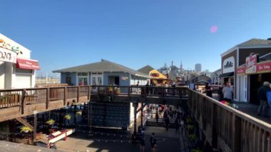 Turistler ziyaret ünlü dönüm noktası Pier 39