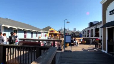 Turistler ziyaret ünlü dönüm noktası Pier 39
