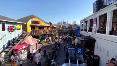Turistler ziyaret ünlü dönüm noktası Pier 39