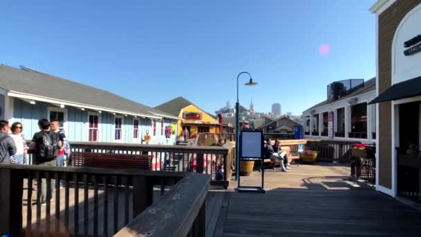 Turistas visitan famoso muelle 39 — Vídeo de stock