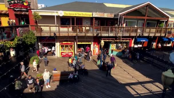 Turistler ziyaret ünlü dönüm noktası Pier 39 — Stok video