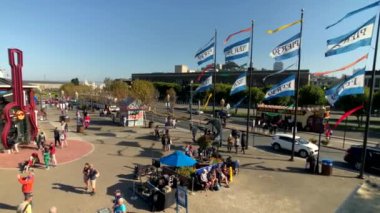 Turistler ziyaret ünlü dönüm noktası Pier 39