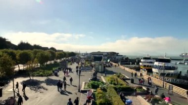 Turistler ziyaret ünlü dönüm noktası Pier 39