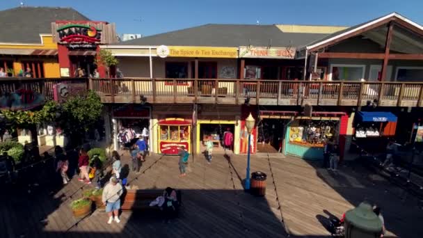 Turistler ziyaret ünlü dönüm noktası Pier 39 — Stok video