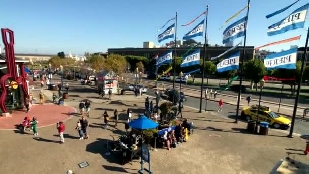 Turistler ziyaret ünlü dönüm noktası Pier 39 — Stok video