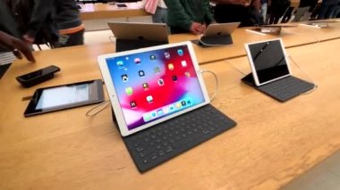 İnsanlar Apple ziyaret şehir depolamak