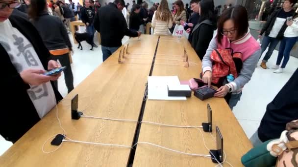 Pessoas que visitam a loja da Apple no centro — Vídeo de Stock