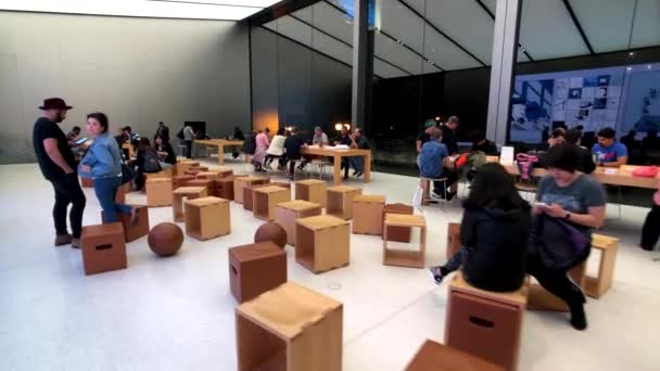 Pessoas que visitam a loja da Apple no centro — Vídeo de Stock