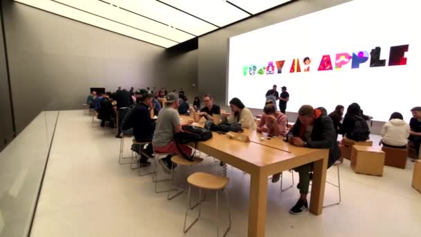 Osoby odwiedzające Apple przechowywać w downtown — Wideo stockowe