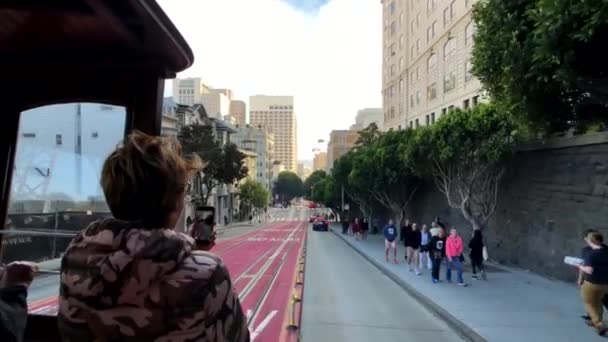 Touristes en tramway rétro le jour — Video