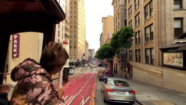 Toeristen rijden retro tram op moment van de dag — Stockvideo