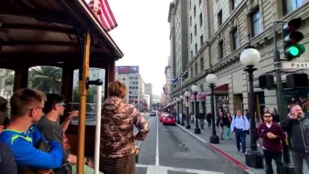 Turistas montando bonde retro durante o dia — Vídeo de Stock