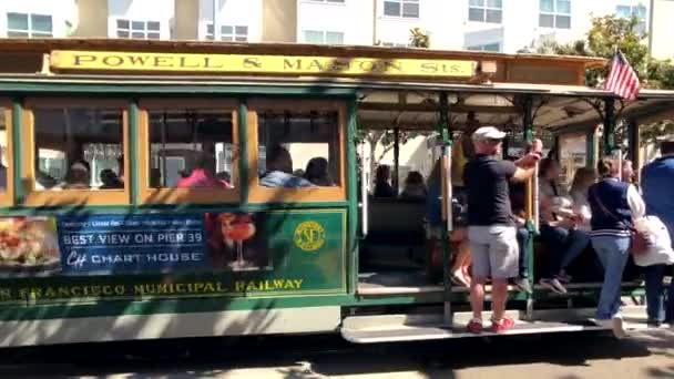 Turistas montando bonde retro durante o dia — Vídeo de Stock