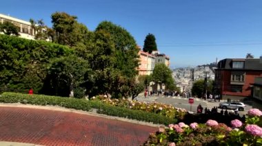 Popüler turistik landmark Lombard street güneşli gün zaman