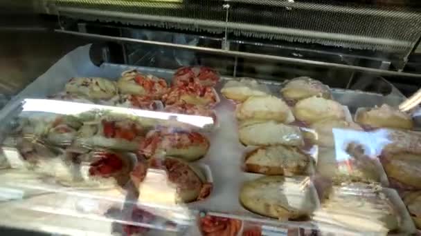 カニ、エビ、フィッシャーマンズで販売のためシーフード サンドイッチ ワーフします。 — ストック動画