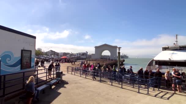 Touristen besuchen berühmten Pier 39 — Stockvideo