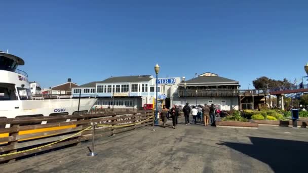 Turistas visitam o famoso marco Pier 39 — Vídeo de Stock
