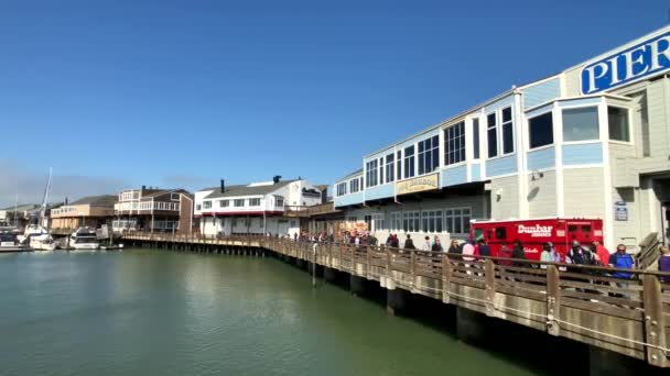 Turistler ziyaret ünlü dönüm noktası Pier 39 — Stok video