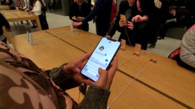 Kadın yeni modeli Iphone Xs animoji oluşturmaya çalışırken Max Apple Store, sınama