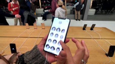 Kadın yeni modeli Iphone Xs animoji oluşturmaya çalışırken Max Apple Store, sınama