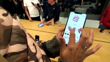 Kadın yeni modeli Iphone Xs animoji oluşturmaya çalışırken Max Apple Store, sınama